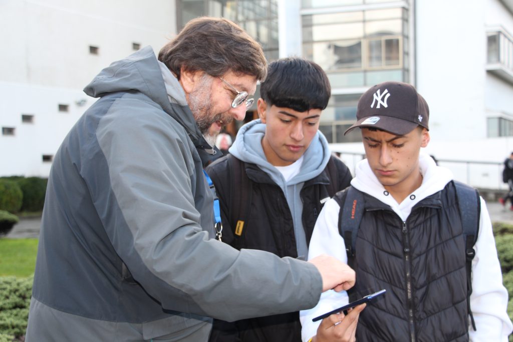 Rodrigo del Valle recibiendo a los estudiantes